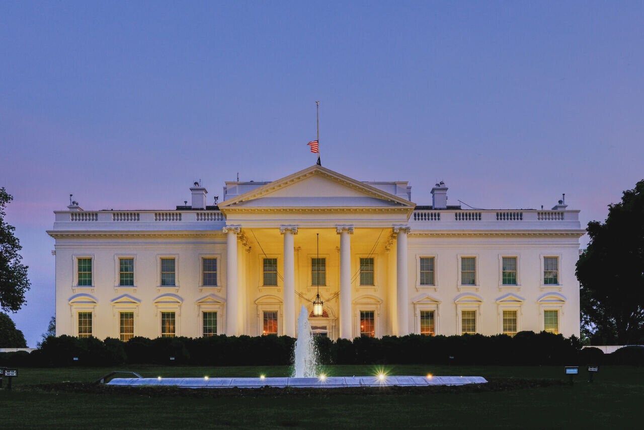 ببینید | صحنه عجیب پرتاب کیسه‌های سیاه رنگ از پنجره کاخ سفید پیش از سخنرانی ترامپ